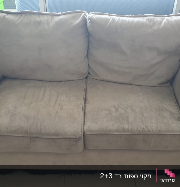 ספה עם כתמים על הריפוד